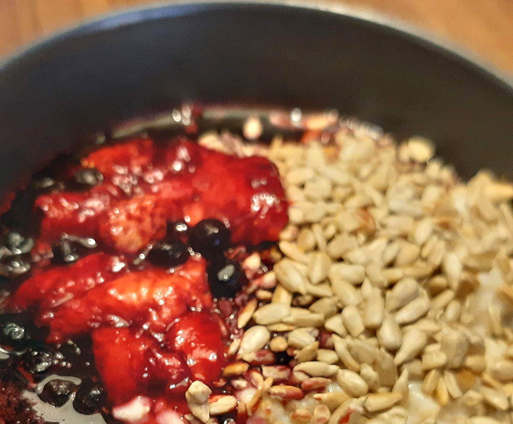 Owsianka na mleku kokosowym z gorącymi malinami - All Around Me